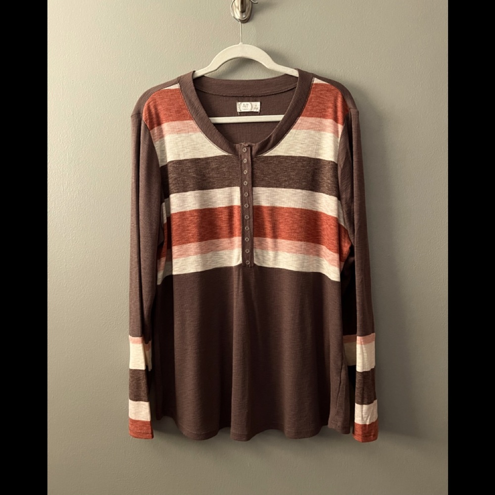 1x plus size Maurice brand long sleeve snap up top. Lightly used. Muted colors.